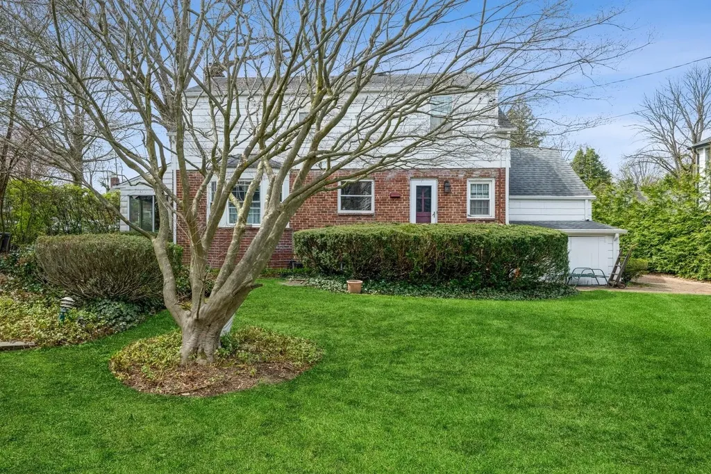 12 Orchard Meadow Road East Williston NY 11596