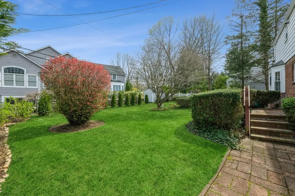 12 Orchard Meadow Road East Williston NY 11596
