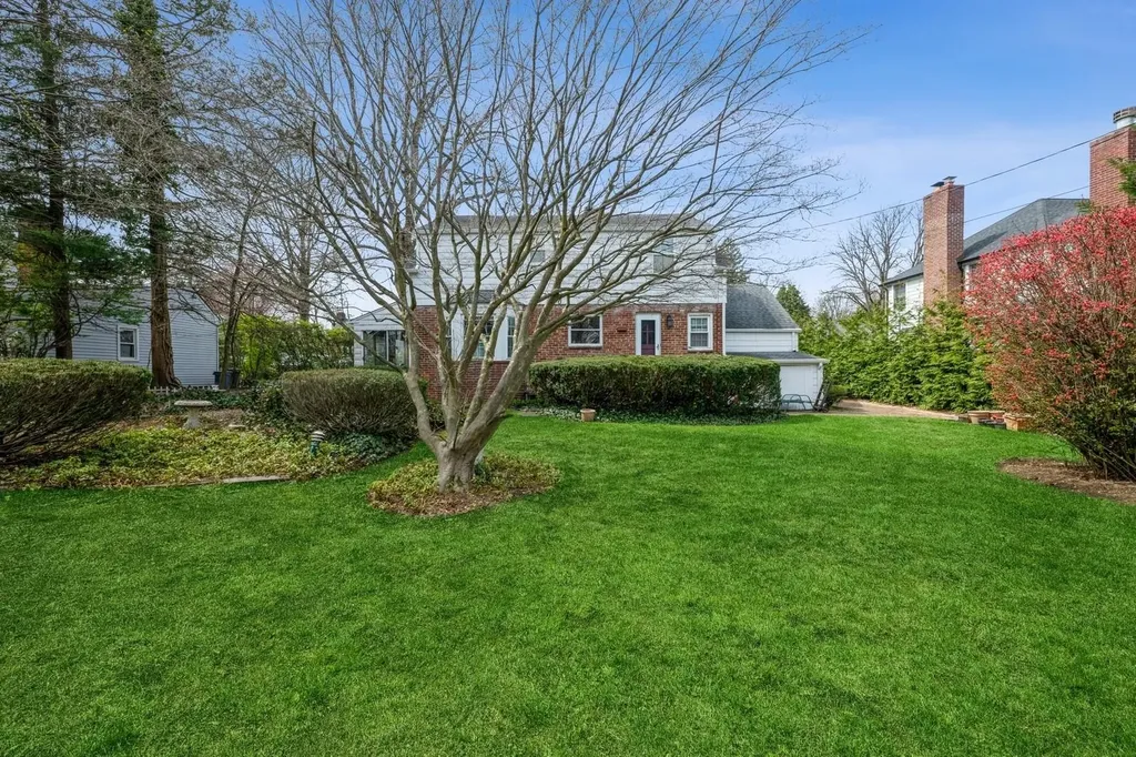 12 Orchard Meadow Road East Williston NY 11596