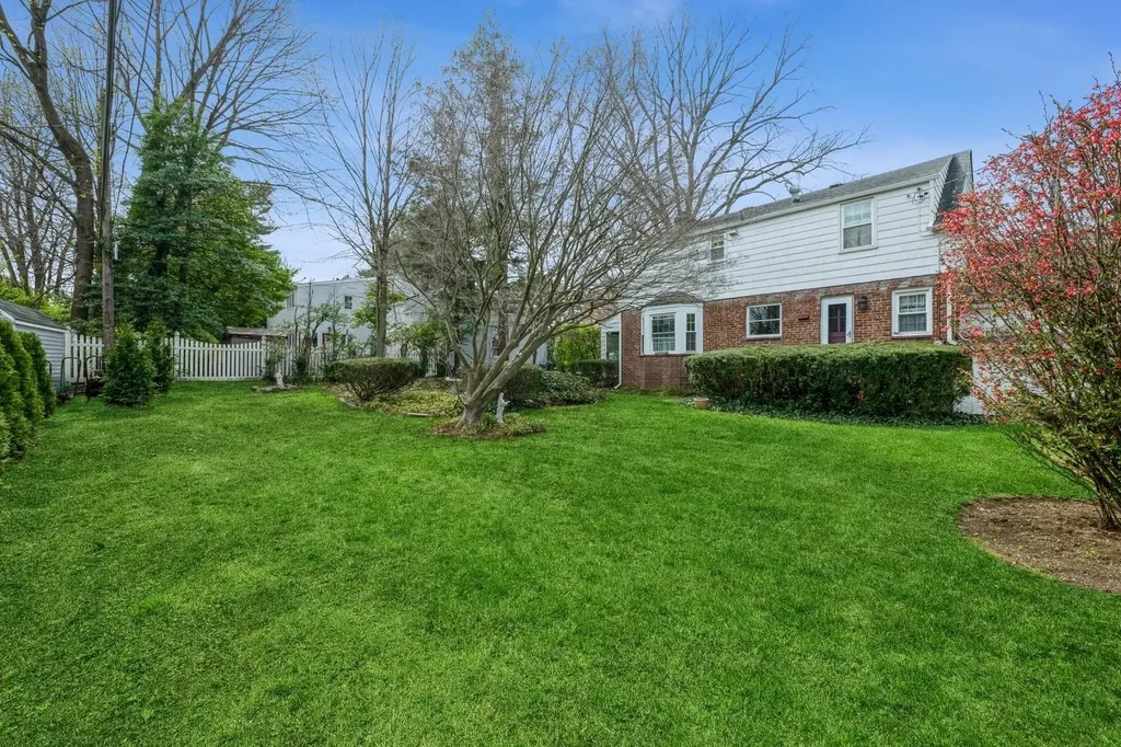 12 Orchard Meadow Road East Williston NY 11596
