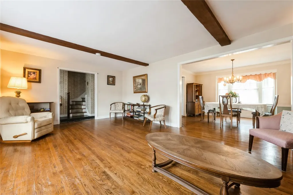 12 Orchard Meadow Road East Williston NY 11596