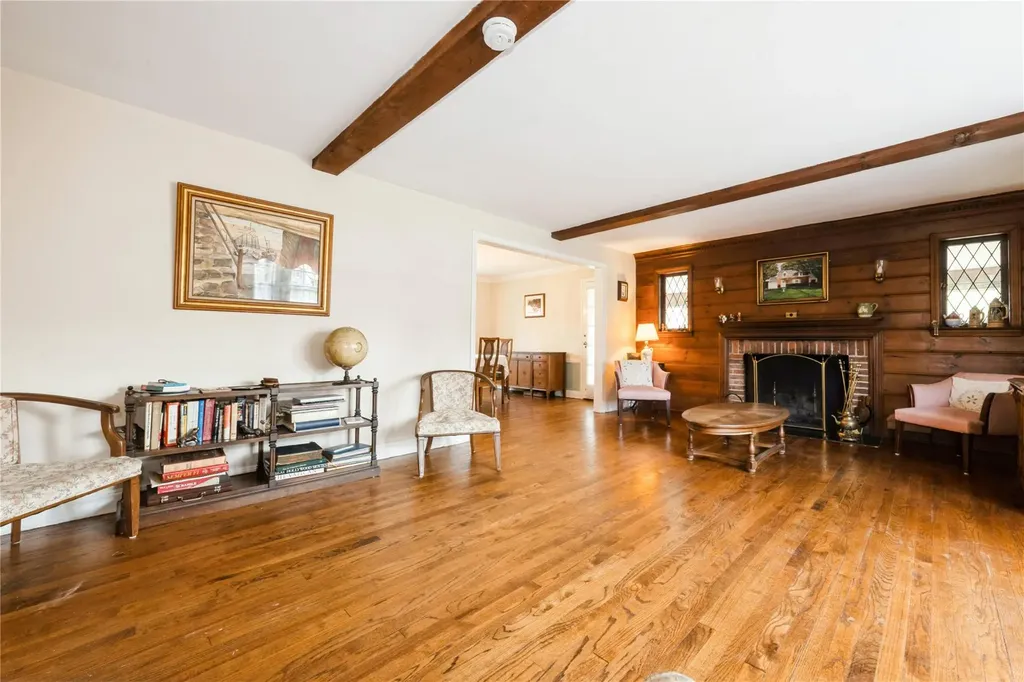 12 Orchard Meadow Road East Williston NY 11596