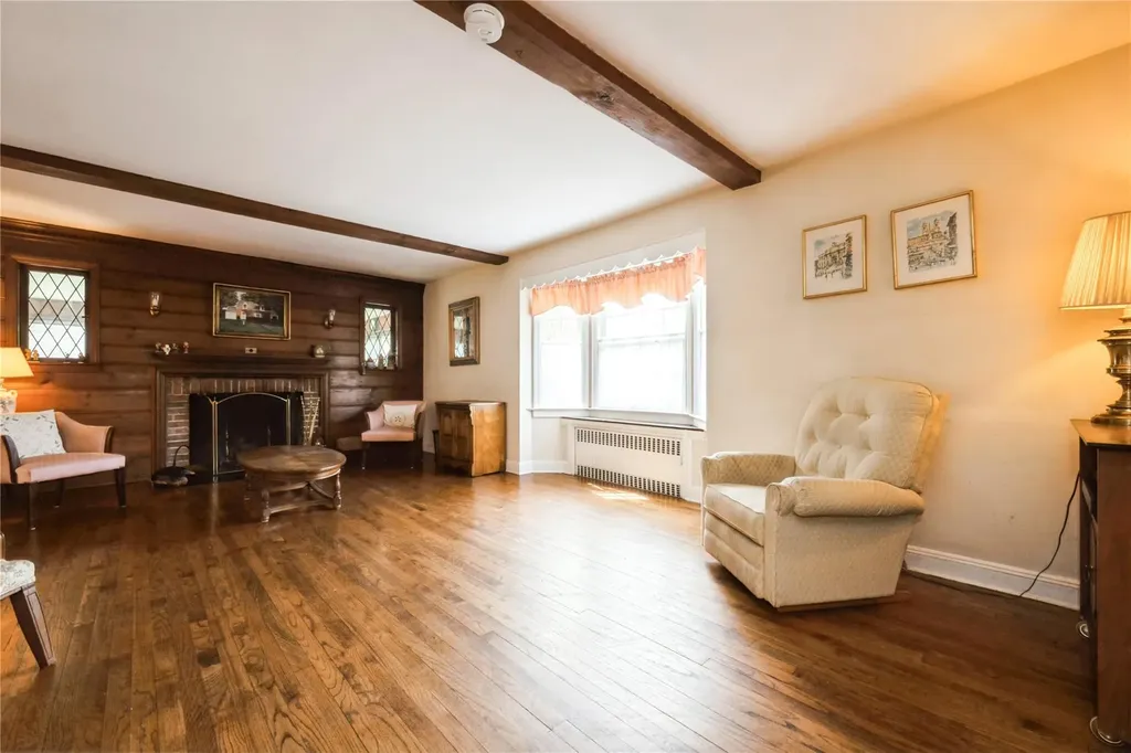12 Orchard Meadow Road East Williston NY 11596