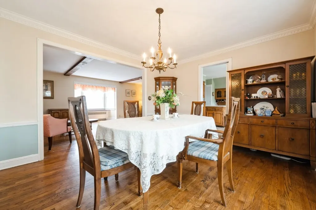 12 Orchard Meadow Road East Williston NY 11596