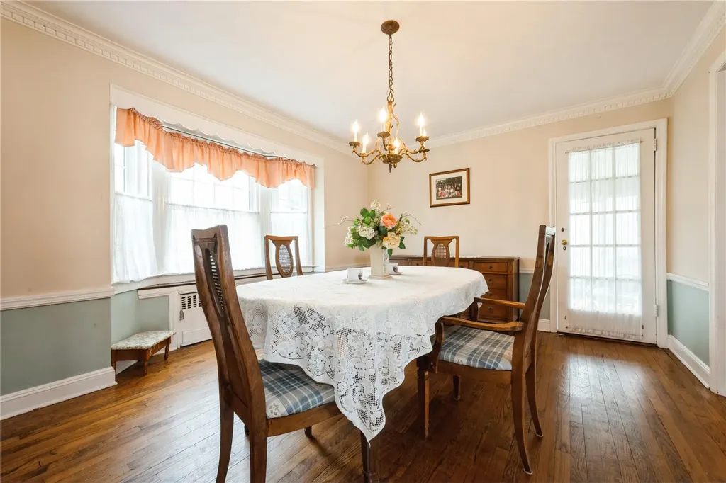 12 Orchard Meadow Road East Williston NY 11596