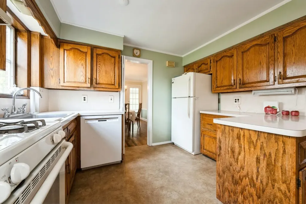 12 Orchard Meadow Road East Williston NY 11596
