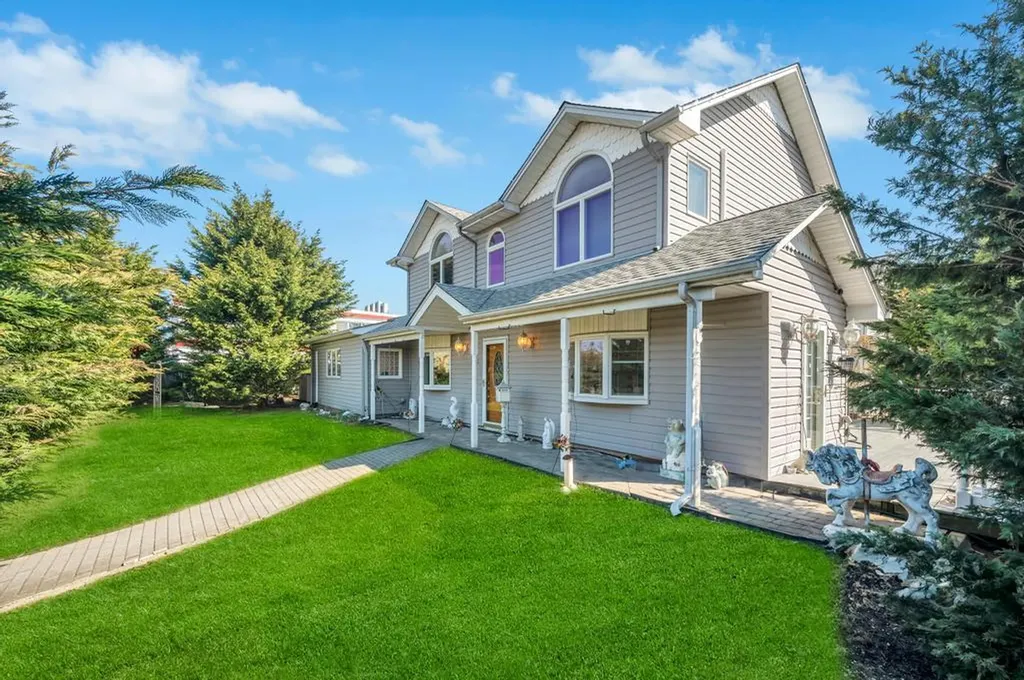 13 Center Lane Levittown NY 11756