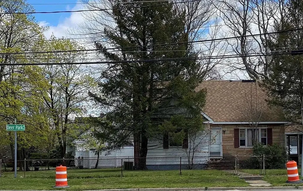 2091 Deer Park Avenue Babylon NY 11729