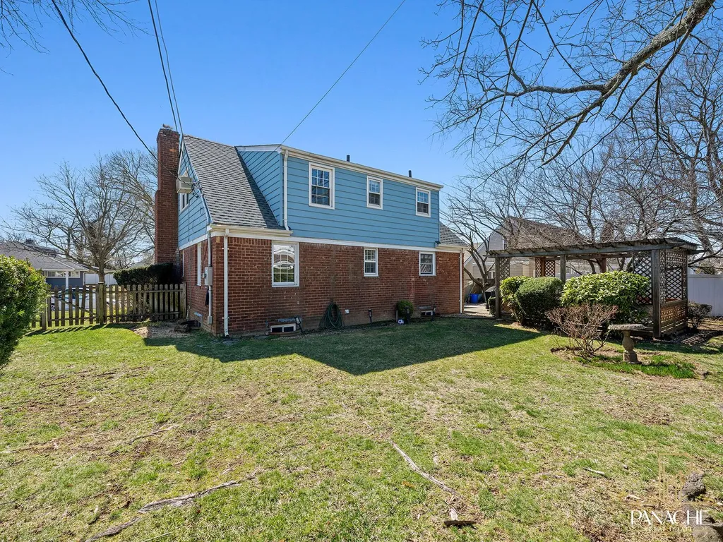 8 Milburn Court Freeport NY 11520