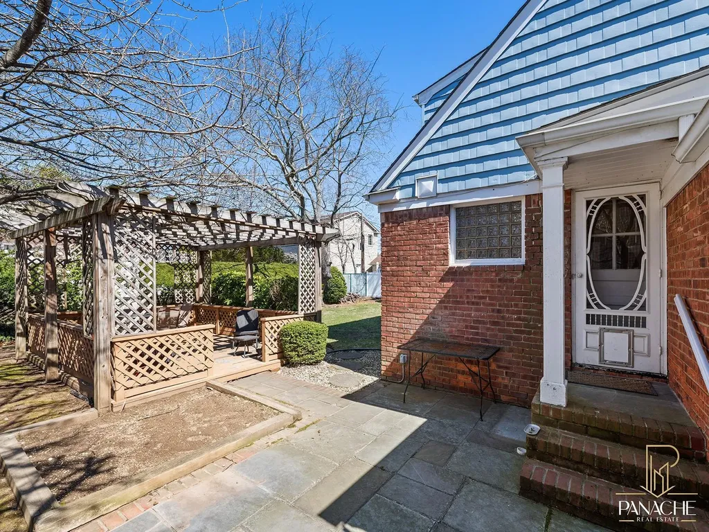 8 Milburn Court Freeport NY 11520