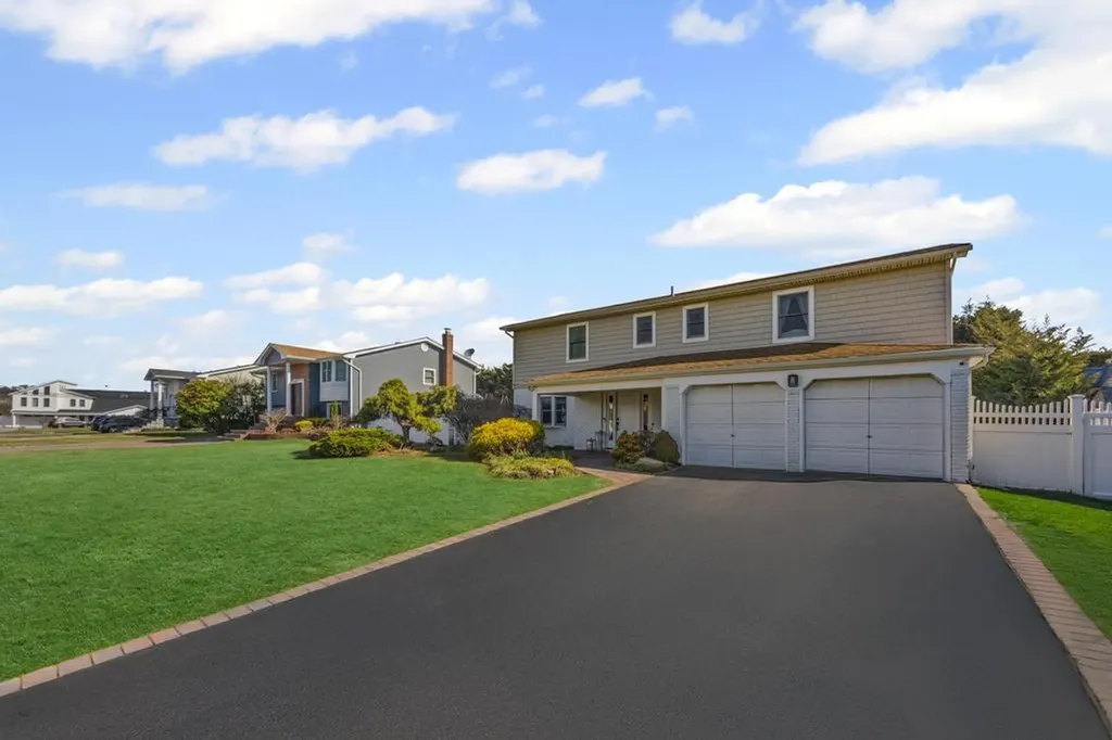 11 Mariners Circle West Islip NY 11795