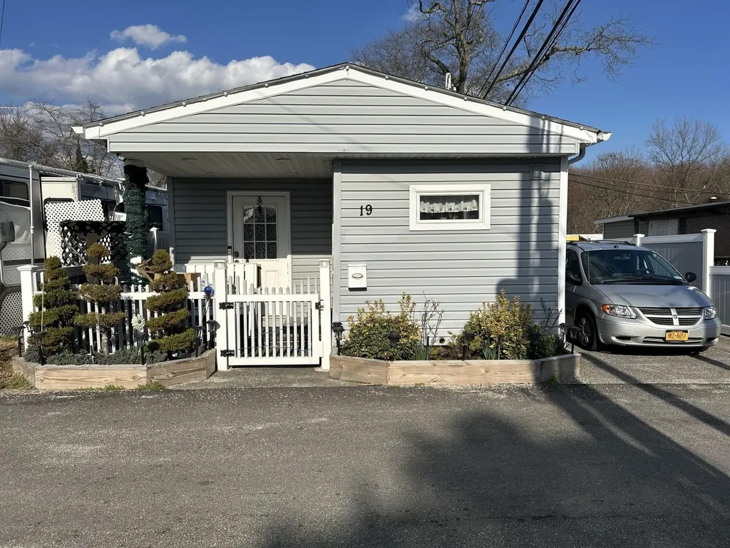 19 Mobile Drive Bay Shore NY 11706