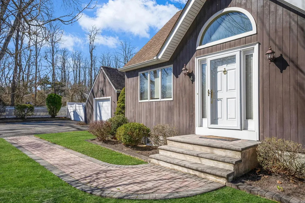 4 Lakeside Drive Middle Island NY 11953