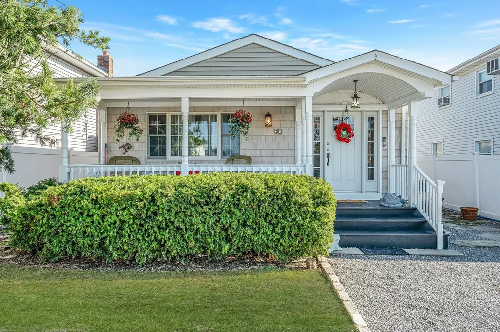 27 W Neptune Avenue Babylon NY 11757