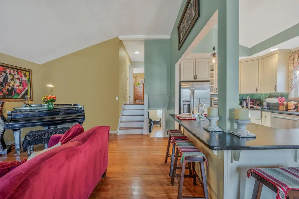 27 W Neptune Avenue Lindenhurst NY 11757