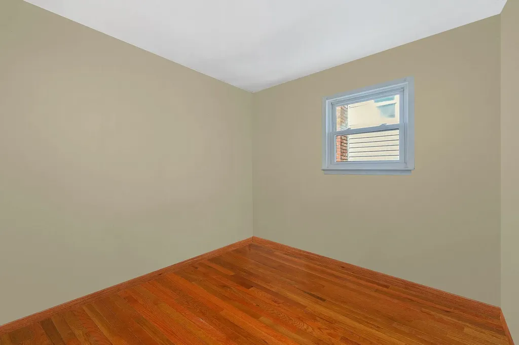 27 W Neptune Avenue Lindenhurst NY 11757