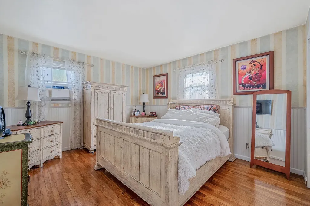 27 W Neptune Avenue Lindenhurst NY 11757