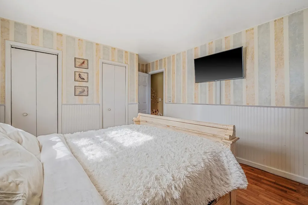 27 W Neptune Avenue Lindenhurst NY 11757