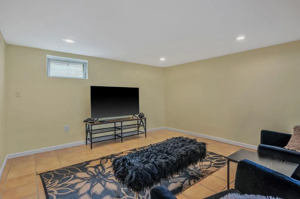 27 W Neptune Avenue Lindenhurst NY 11757