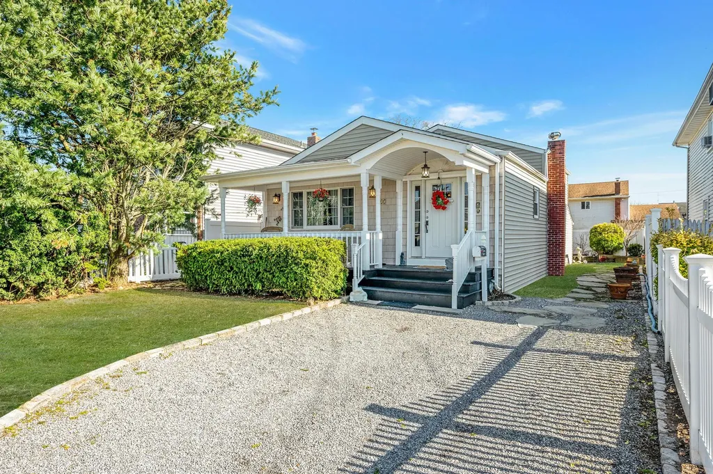 27 W Neptune Avenue Lindenhurst NY 11757