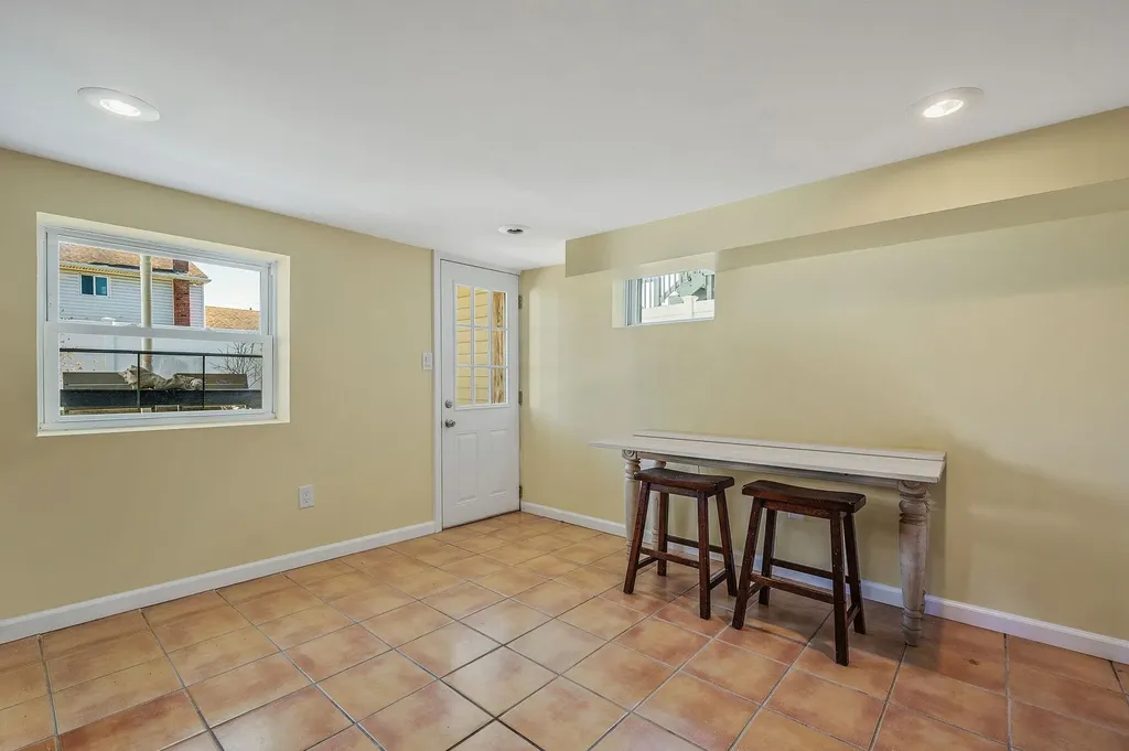 27 W Neptune Avenue Lindenhurst NY 11757