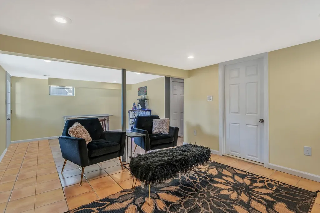 27 W Neptune Avenue Lindenhurst NY 11757