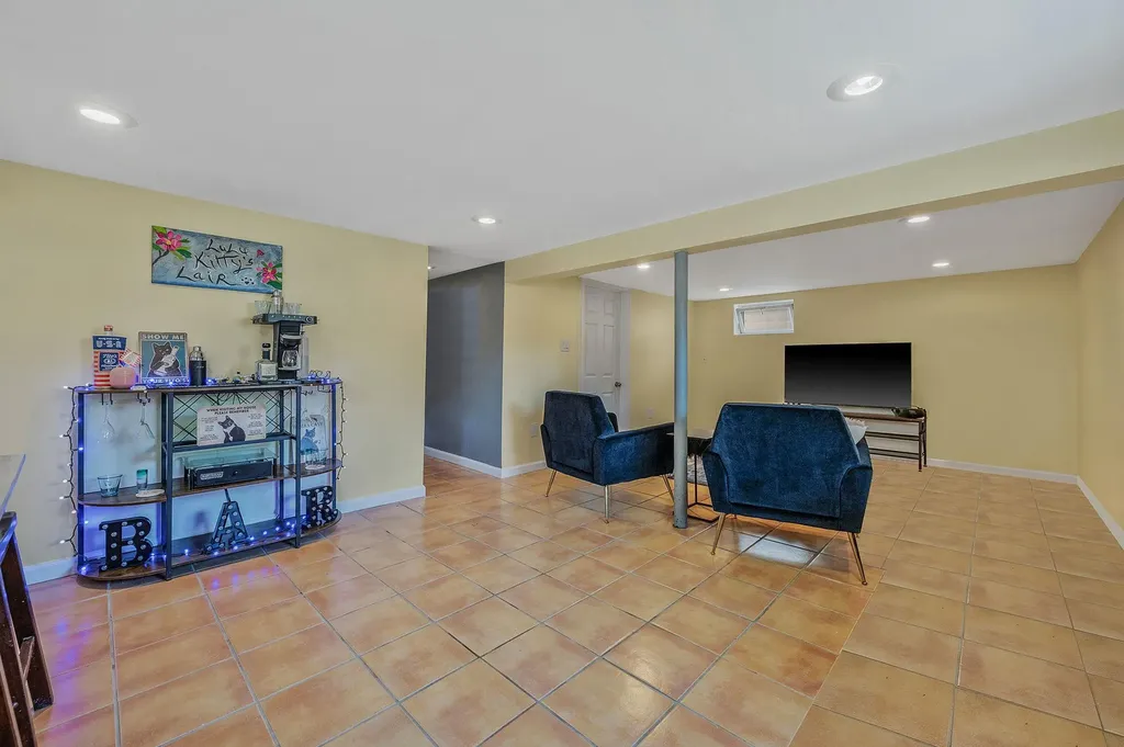 27 W Neptune Avenue Lindenhurst NY 11757