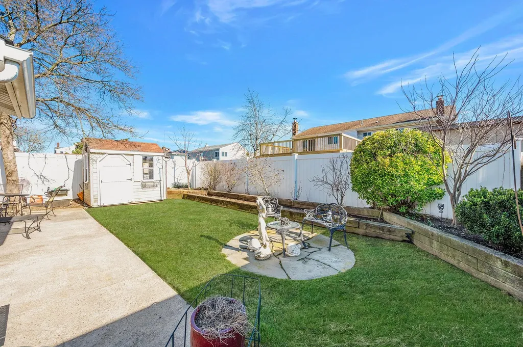 27 W Neptune Avenue Lindenhurst NY 11757