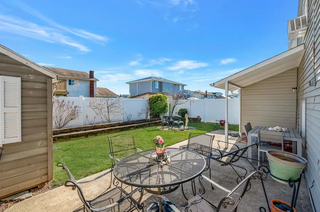27 W Neptune Avenue Lindenhurst NY 11757