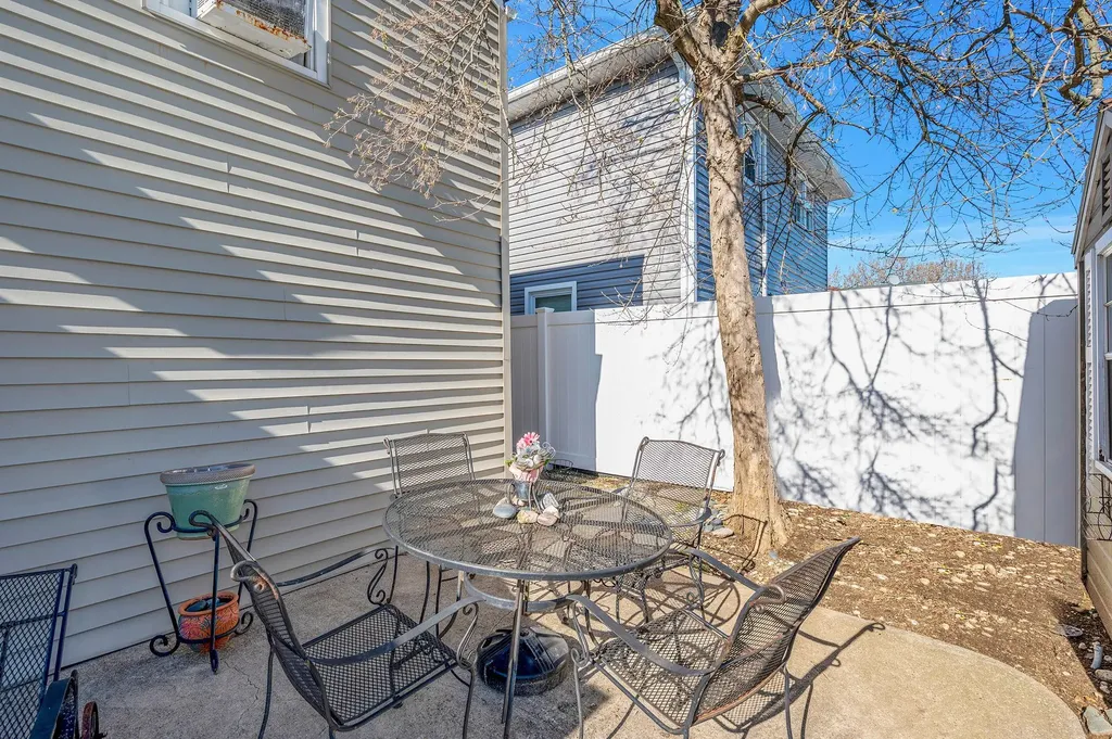 27 W Neptune Avenue Lindenhurst NY 11757