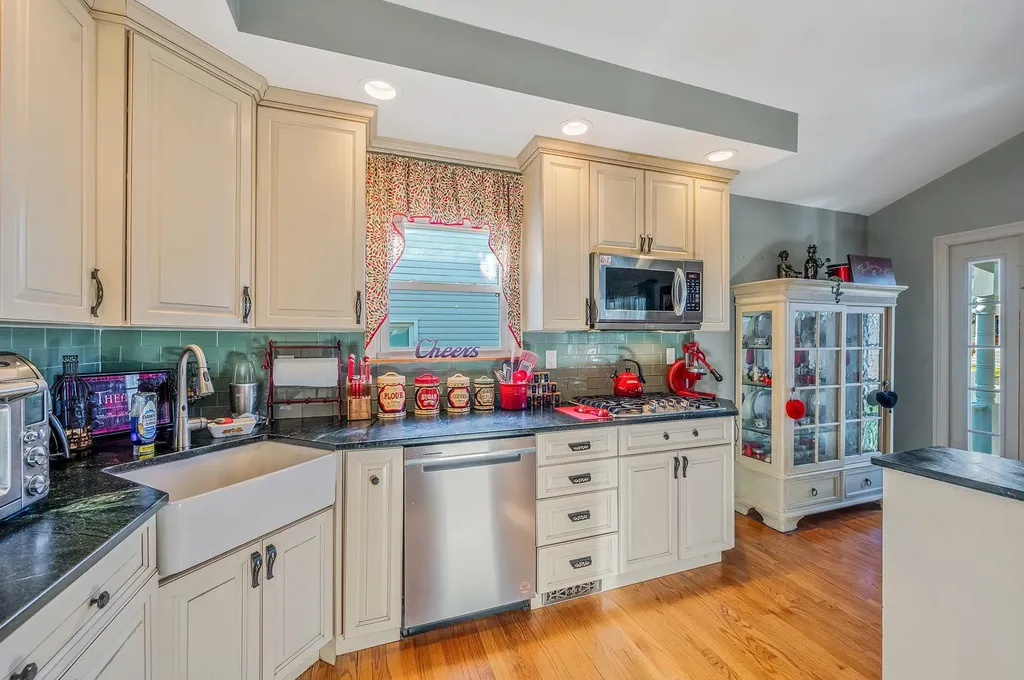 27 W Neptune Avenue Lindenhurst NY 11757