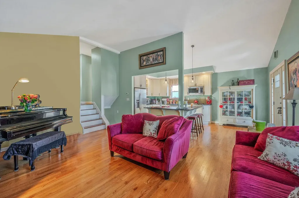 27 W Neptune Avenue Lindenhurst NY 11757