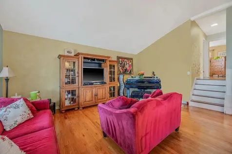 27 W Neptune Avenue Lindenhurst NY 11757