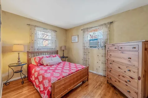 27 W Neptune Avenue Lindenhurst NY 11757
