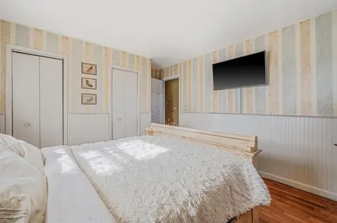 27 W Neptune Avenue Lindenhurst NY 11757