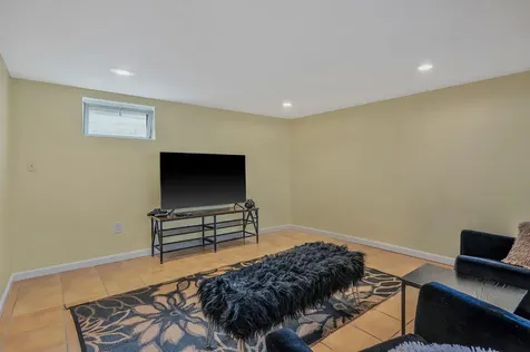 27 W Neptune Avenue Lindenhurst NY 11757