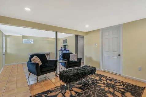27 W Neptune Avenue Lindenhurst NY 11757
