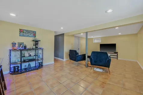 27 W Neptune Avenue Lindenhurst NY 11757