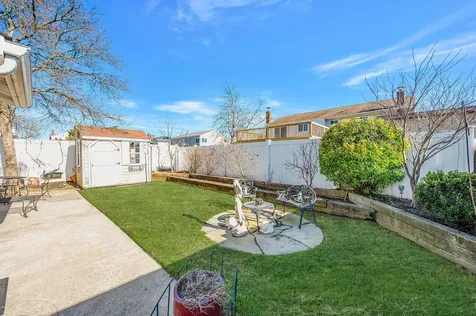 27 W Neptune Avenue Lindenhurst NY 11757