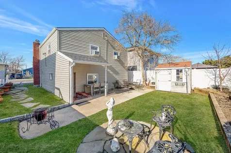 27 W Neptune Avenue Lindenhurst NY 11757