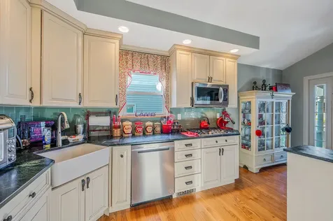27 W Neptune Avenue Lindenhurst NY 11757