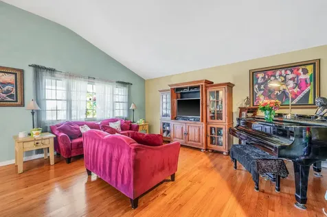 27 W Neptune Avenue Lindenhurst NY 11757