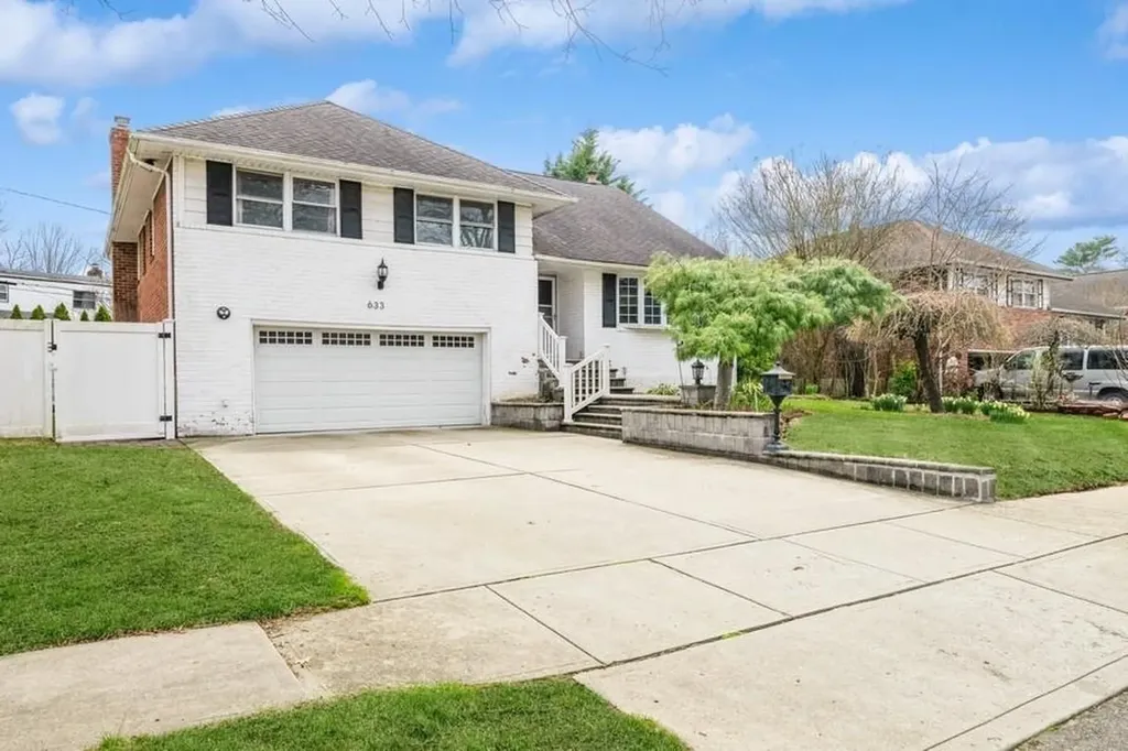 633 Nelson Place Westbury NY 11590
