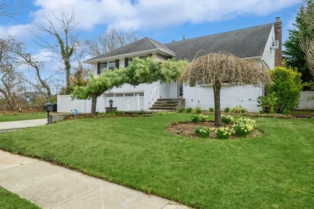 633 Nelson Place Westbury NY 11590