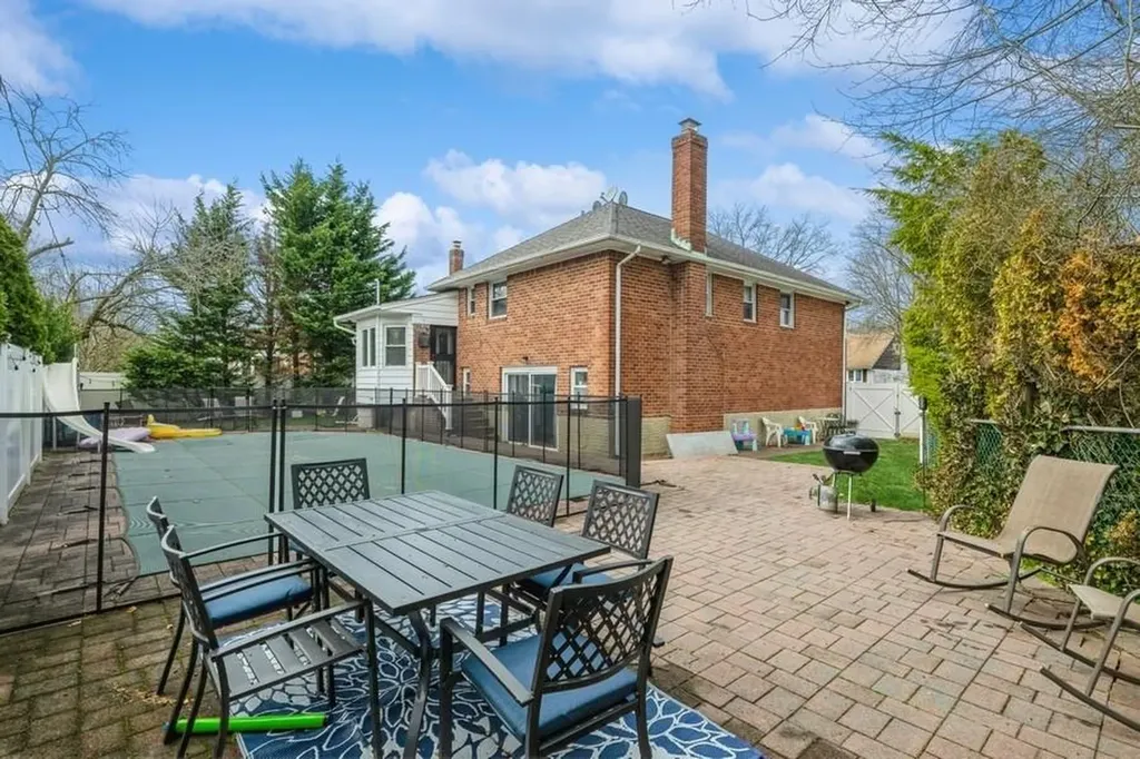 633 Nelson Place Westbury NY 11590
