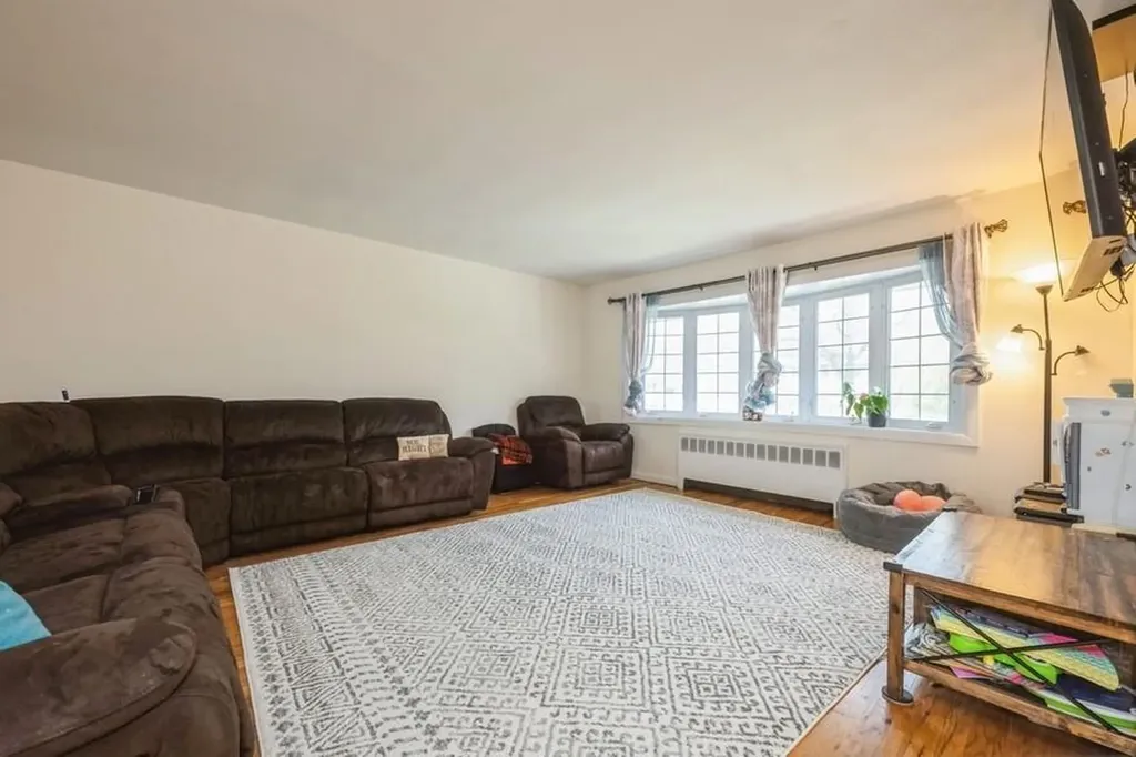 633 Nelson Place Westbury NY 11590