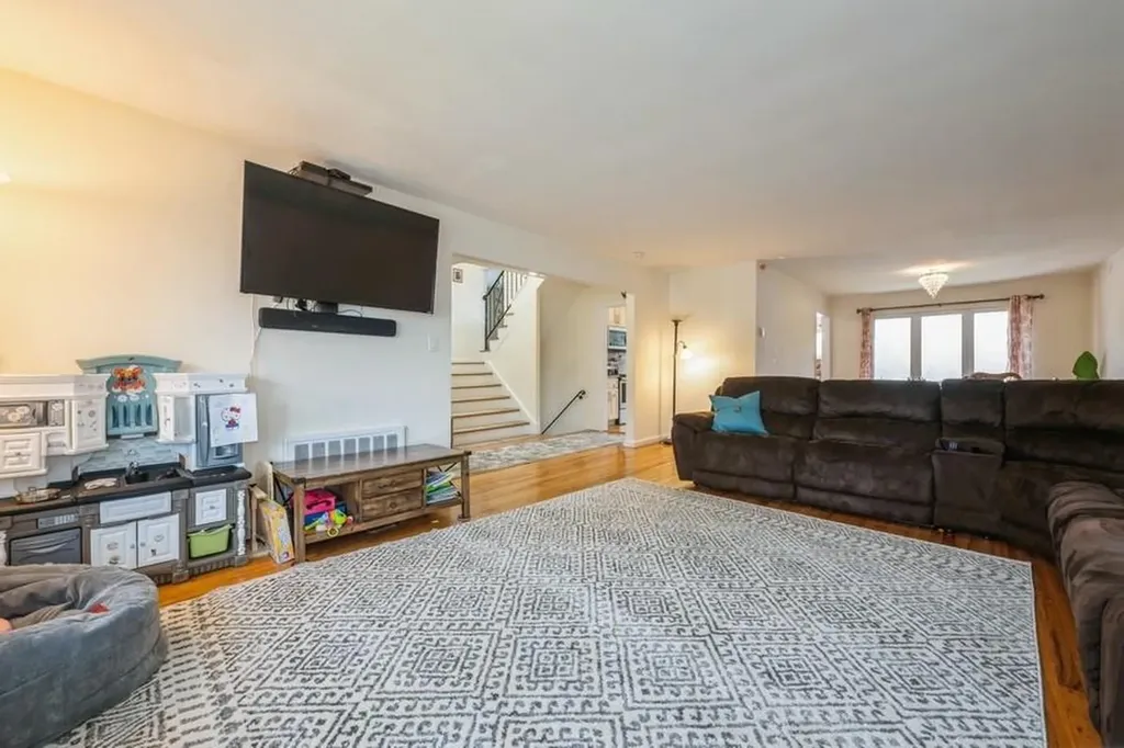 633 Nelson Place Westbury NY 11590