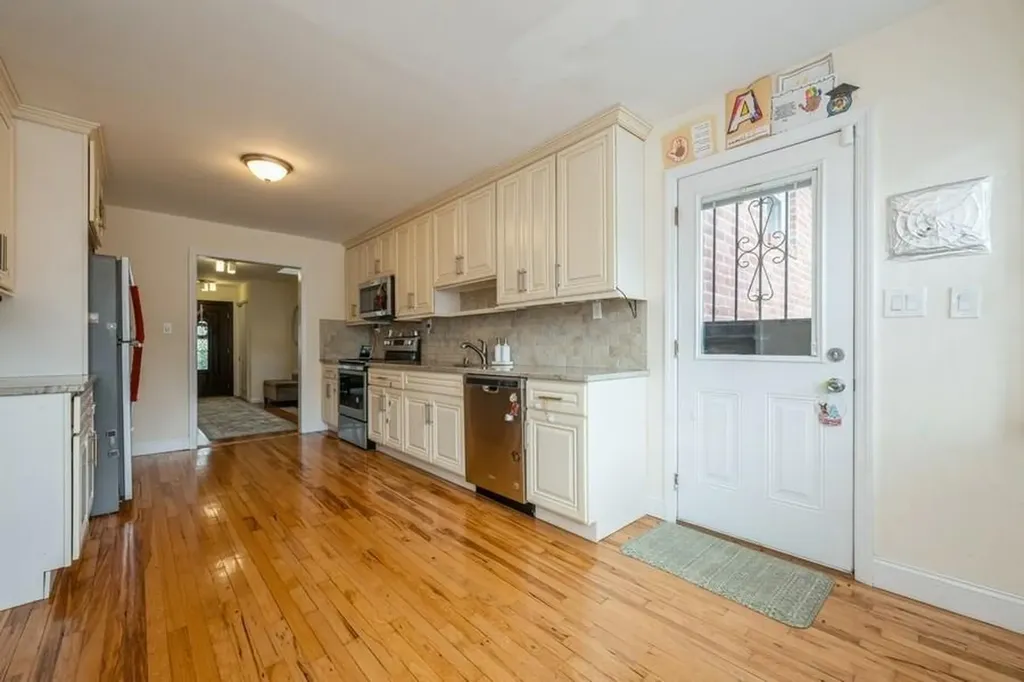633 Nelson Place Westbury NY 11590