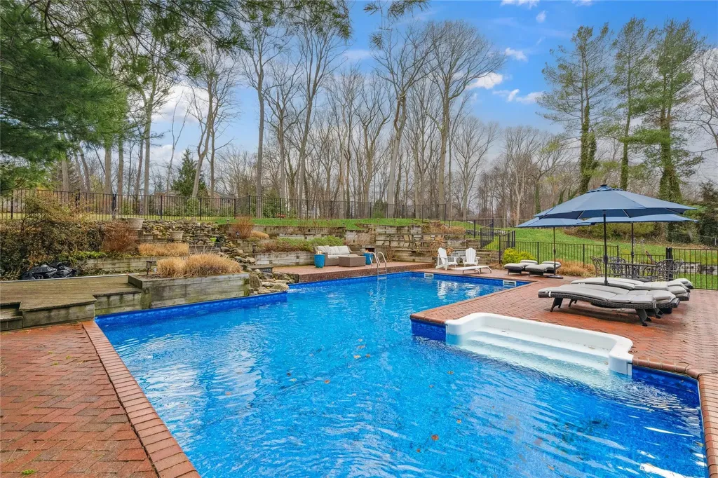 9 Suncrest Drive Dix Hills NY 11746