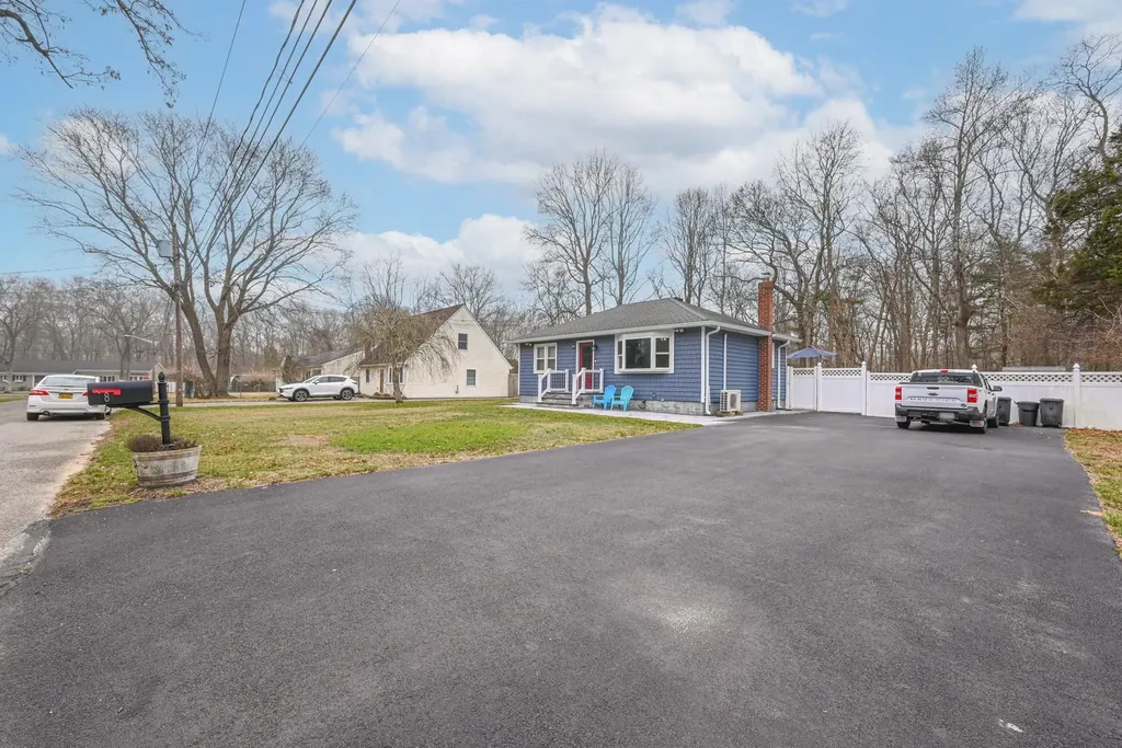 8 Lonscreek Place Mastic Beach NY 11951